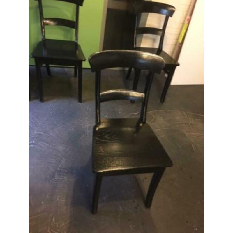 5 leuke stoere zwarte massief teak houten stoelen € 30,- pst