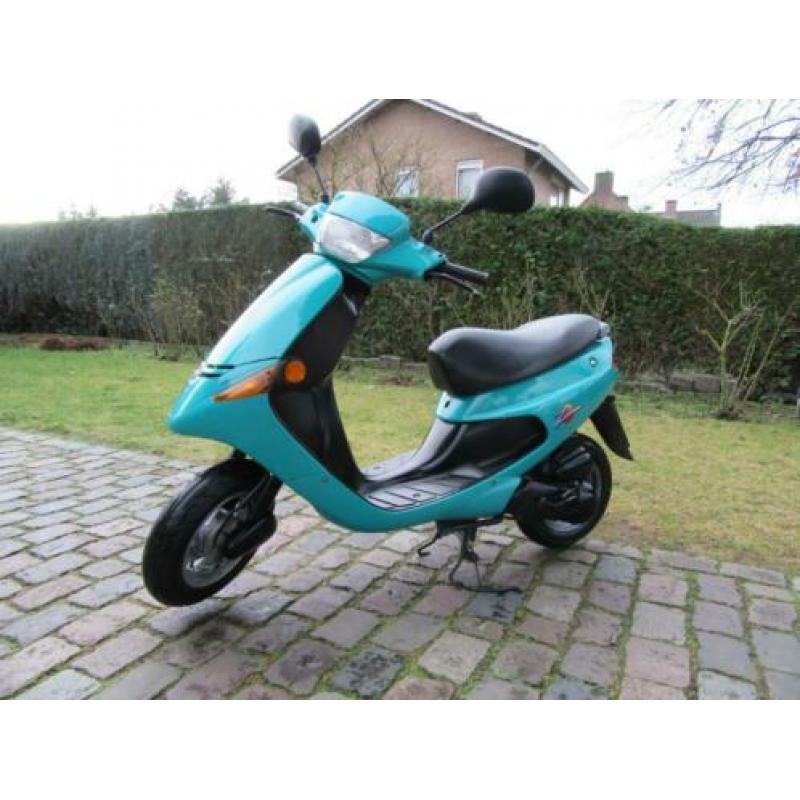 ZGAN.: Peugeot Zenith snor scooter. Blauw kenteken. 25km/h.