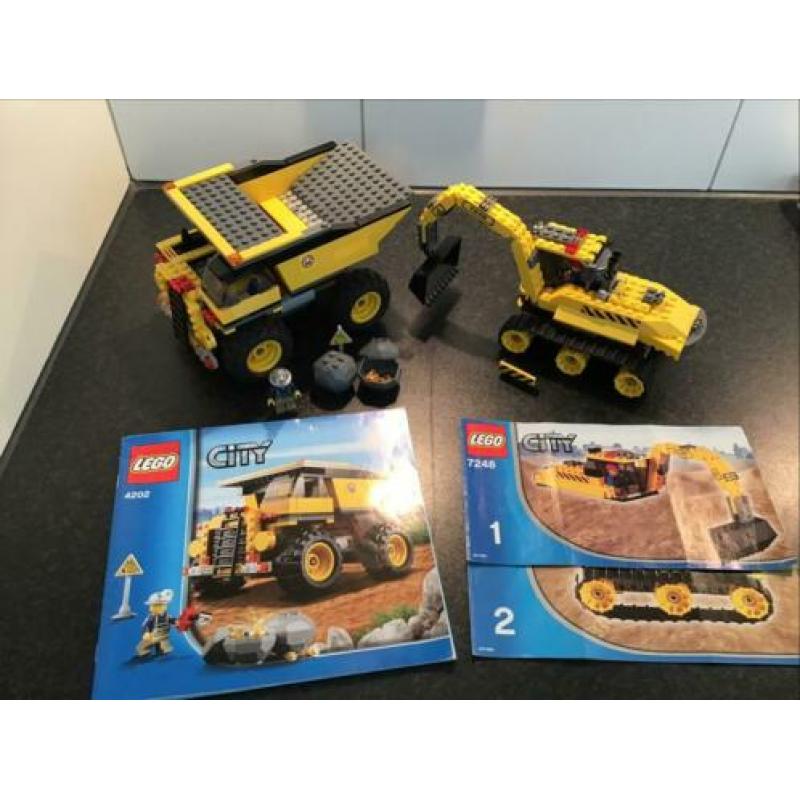 Lego City 4202 en 7248 vrachtauto en graafmachine