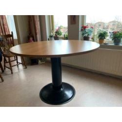Mooie ronde tafel incl. 2 tafelkleden(Doorsnede: 1,20 m)