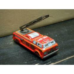 Blikken brandweerwagen. Made in Japan Afmeting 13 cm x 5,5 c