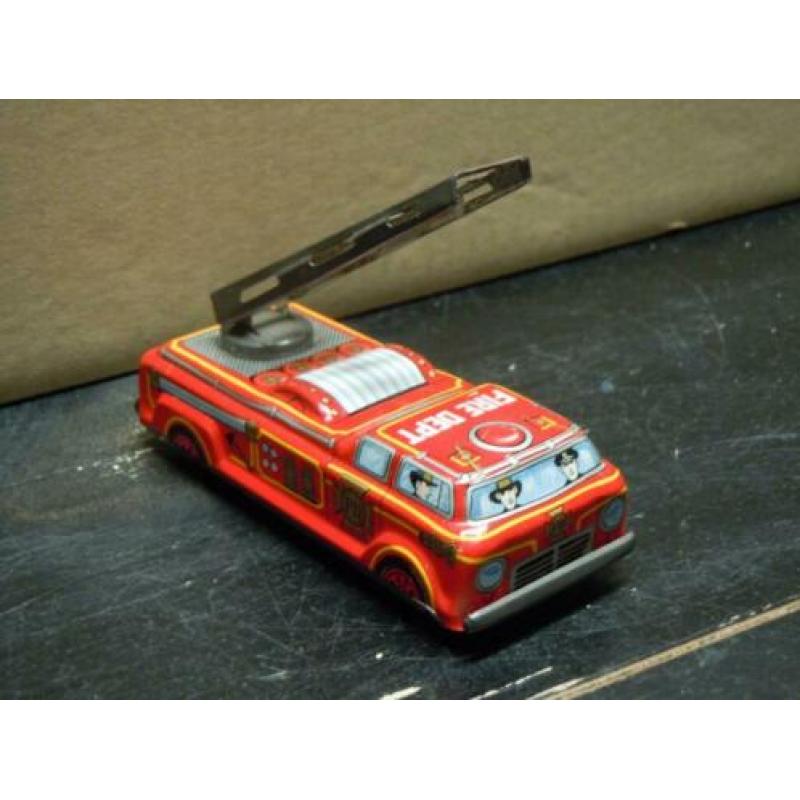 Blikken brandweerwagen. Made in Japan Afmeting 13 cm x 5,5 c