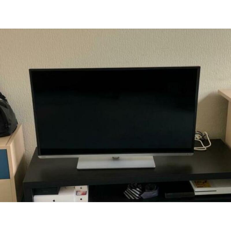 Toshiba LCD tv (48 inch)