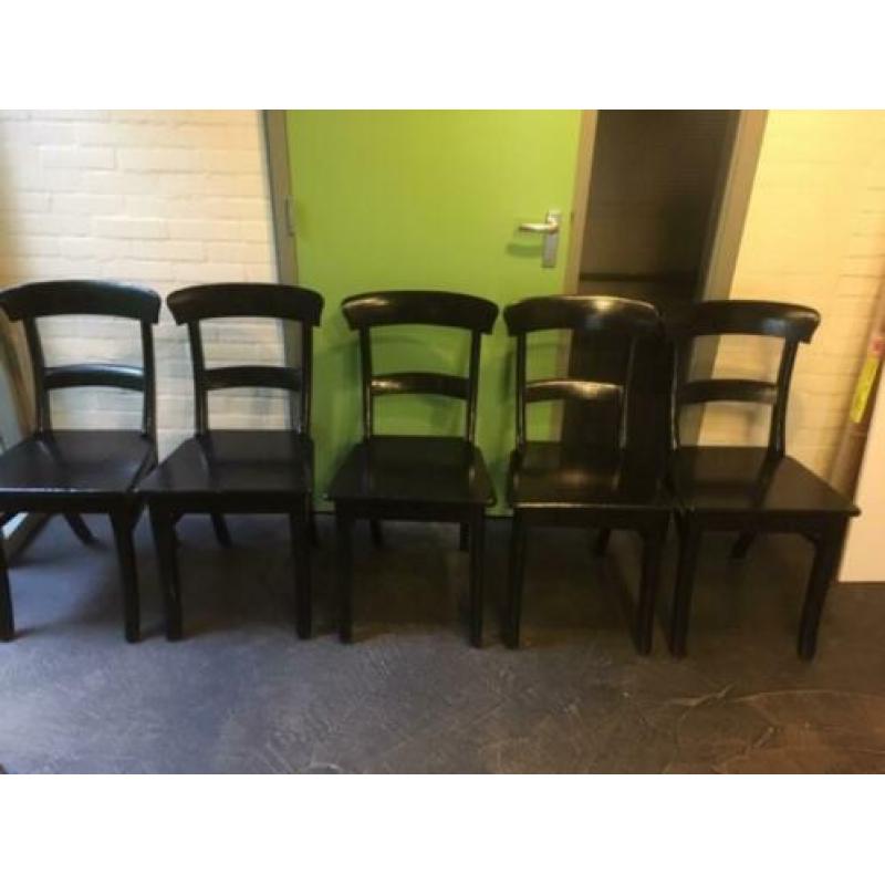 5 leuke stoere zwarte massief teak houten stoelen € 30,- pst