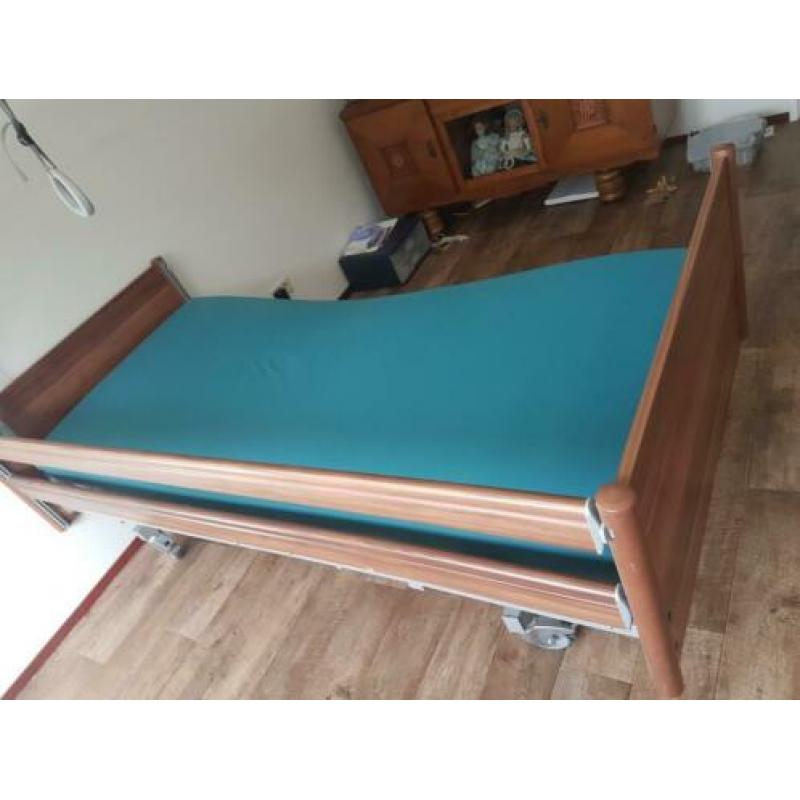 Z.g.a.n. hoog/laag bed ziekenhuisbed t.e.a.b. moet weg
