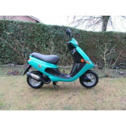 ZGAN.: Peugeot Zenith snor scooter. Blauw kenteken. 25km/h.