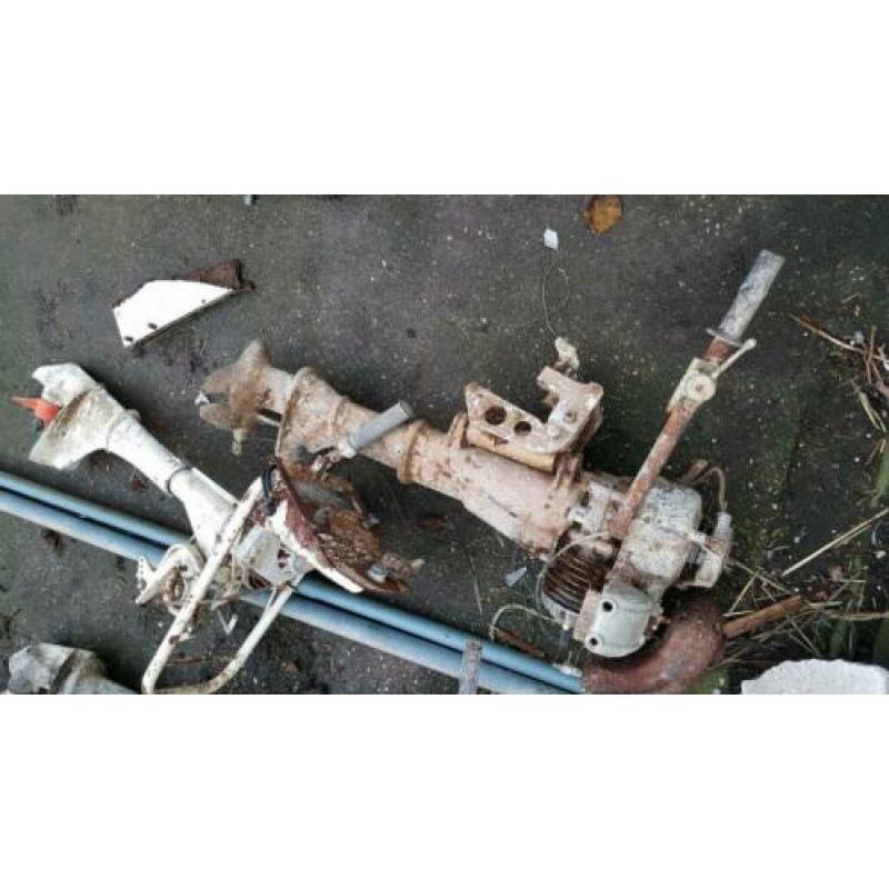Oude motoren van boten voor onderdelen