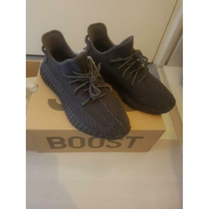 Yeezy 350 v2 triple black 42