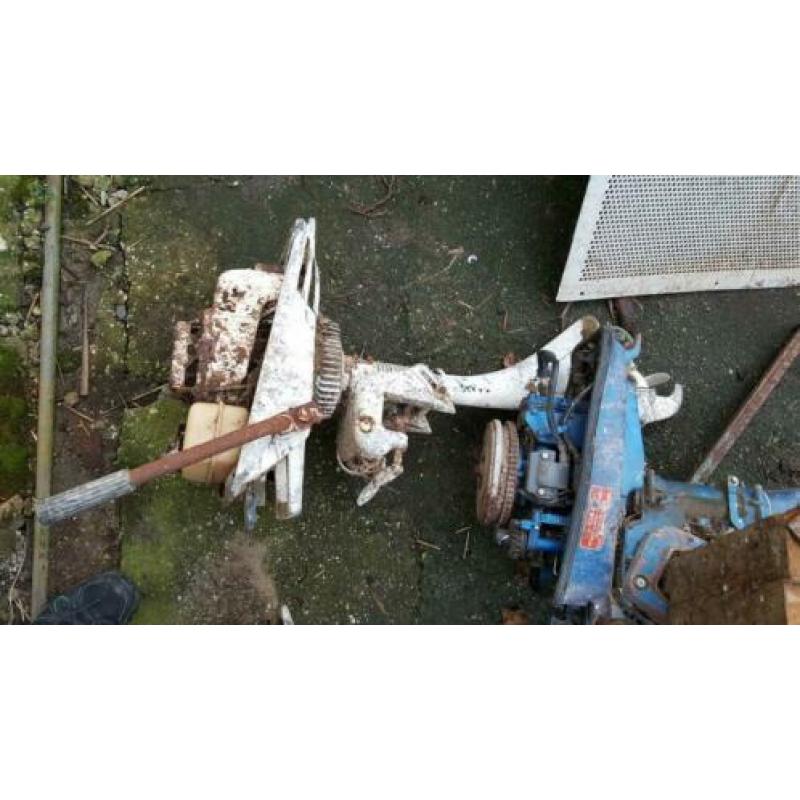 Oude motoren van boten voor onderdelen