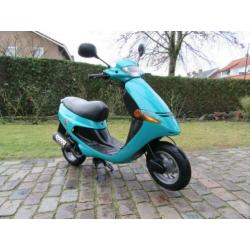 ZGAN.: Peugeot Zenith snor scooter. Blauw kenteken. 25km/h.