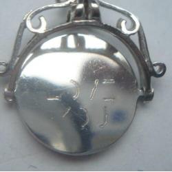 Oude/zilveren bedel van een spinner. BEWEEGT