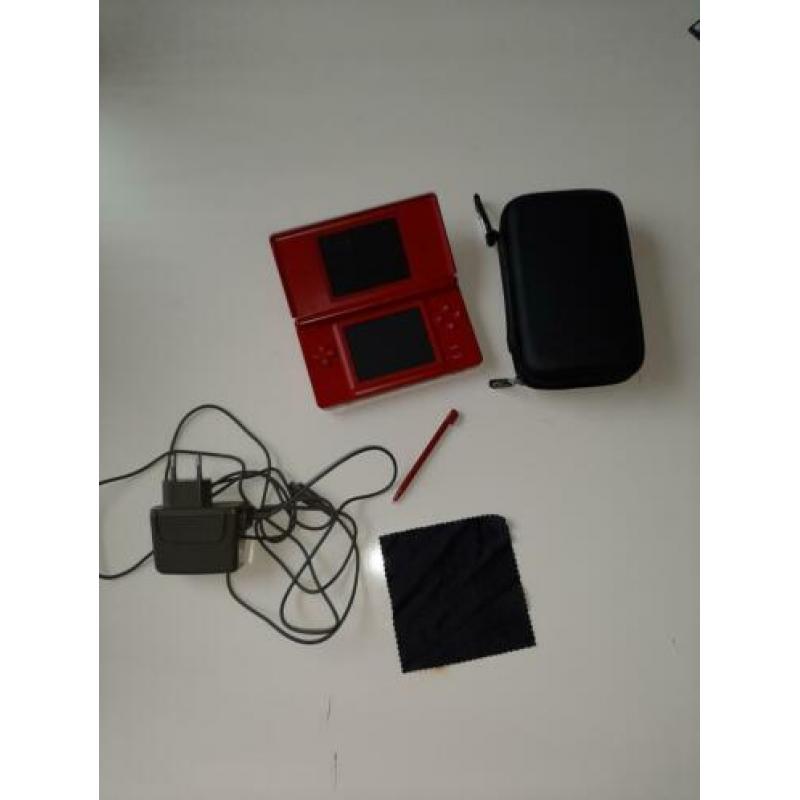 Nintendo DS Lite Rood met 8 spelletjes.