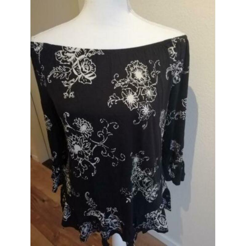 S. Oliver zwart met witte bloem shirt s/m