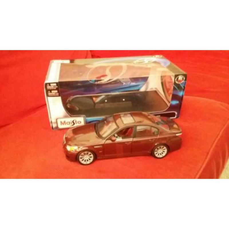 Nieuw: BMW M5 schaal 1:18
