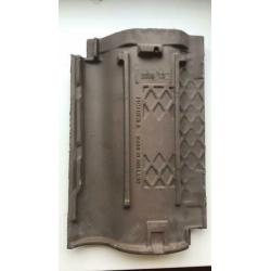 Partij van circa 100 nieuwe grijze dakpannen 41x 26 cm