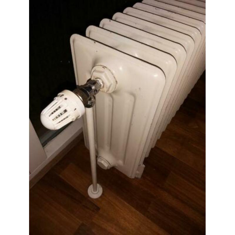 Gebruikte grote staande klassieke kolom cv-radiator te koop!