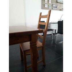 Mooi klein ontbijtsetje, eettafel met twee stoelen.
