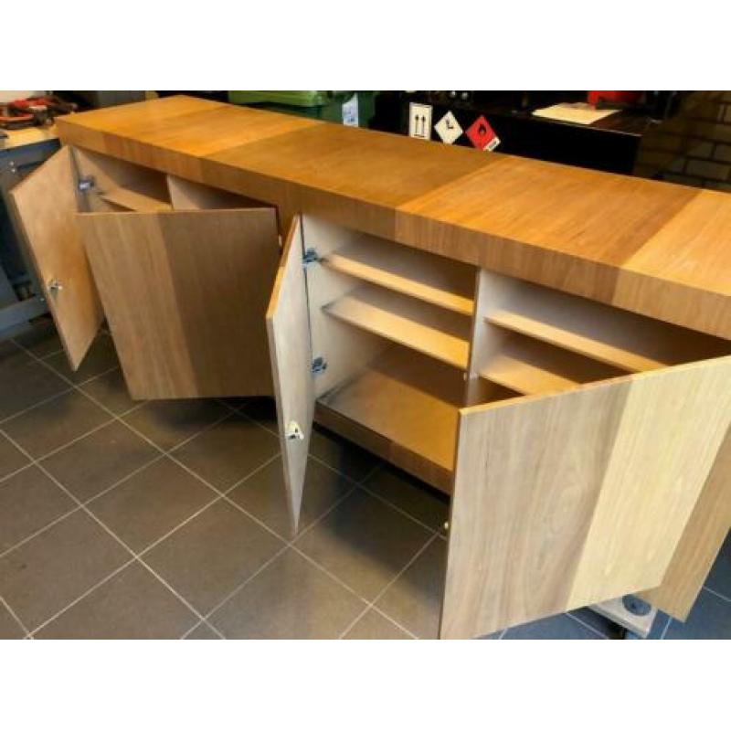 Mooie grote en tijdloos houten dressoir