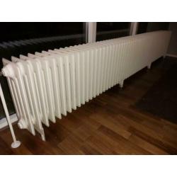 Gebruikte grote staande klassieke kolom cv-radiator te koop!