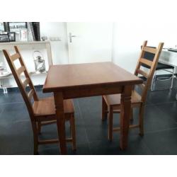 Mooi klein ontbijtsetje, eettafel met twee stoelen.