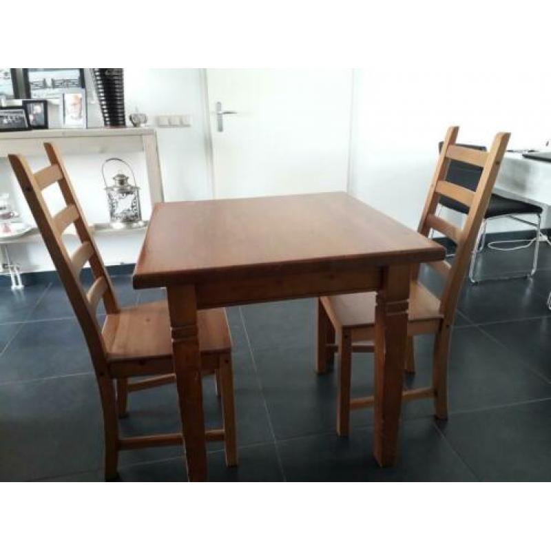 Mooi klein ontbijtsetje, eettafel met twee stoelen.