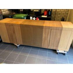 Mooie grote en tijdloos houten dressoir