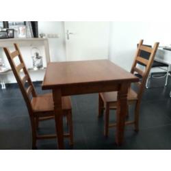 Mooi klein ontbijtsetje, eettafel met twee stoelen.