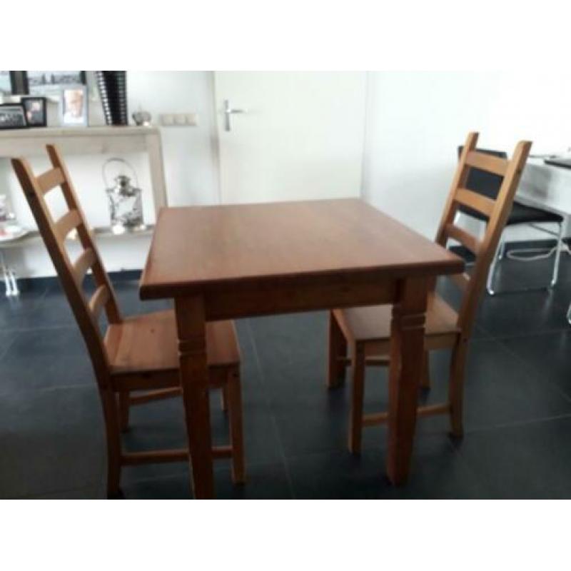 Mooi klein ontbijtsetje, eettafel met twee stoelen.