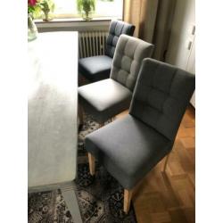 Mooie grenen eettafel plus zes eetkamerstoelen van Woood.