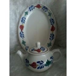 Boerenbont vlees/brodschaal en kleine theepot.