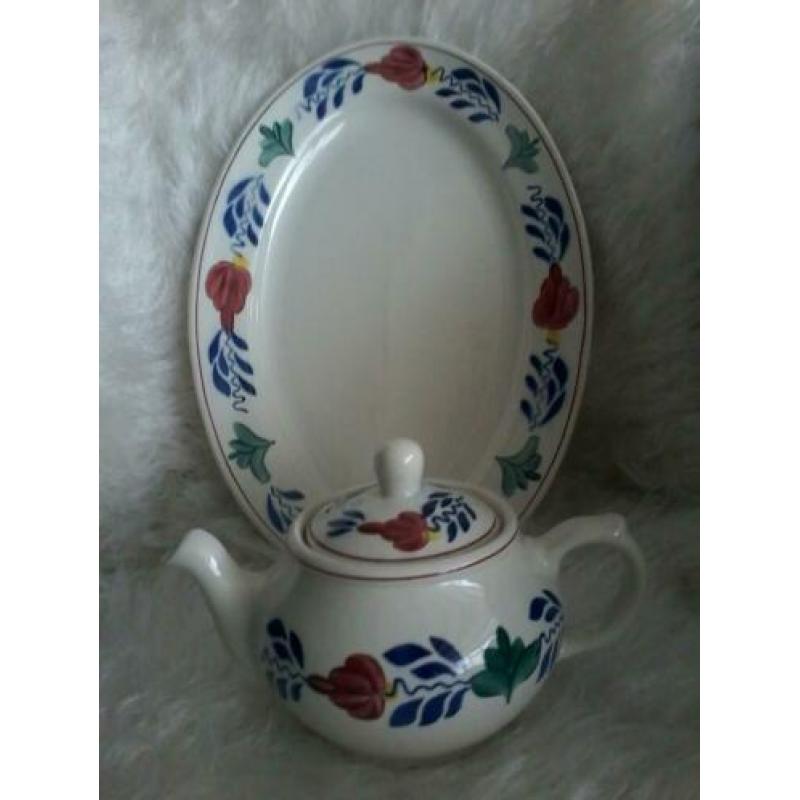 Boerenbont vlees/brodschaal en kleine theepot.