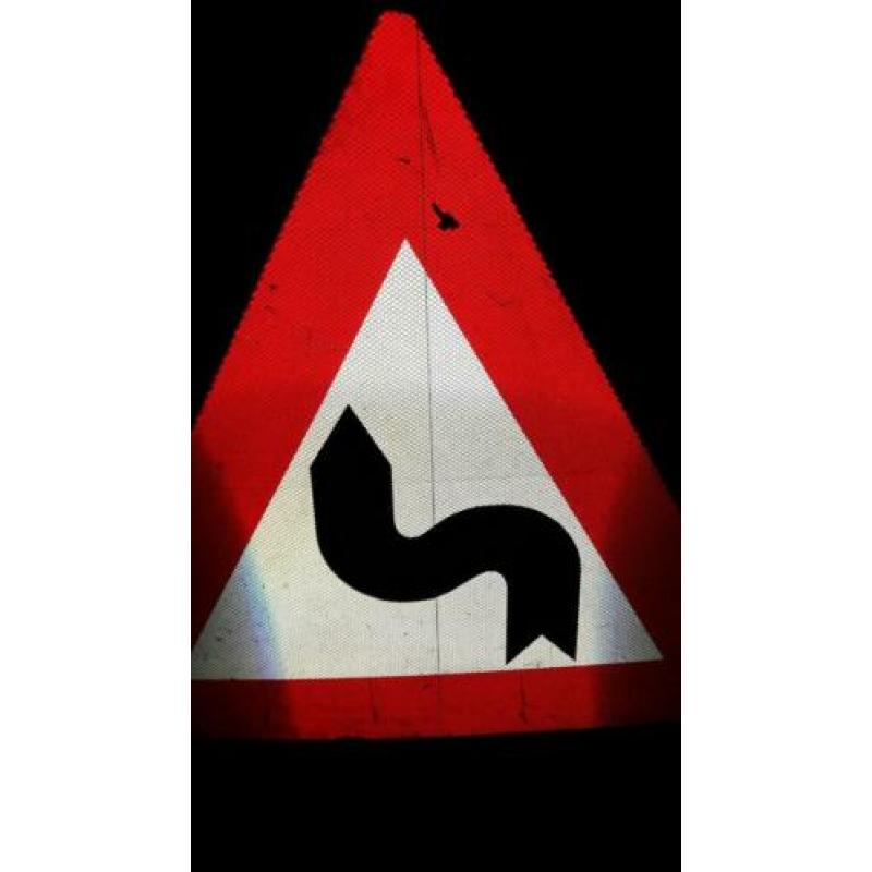 Driehoek verkeersbord met slinger pijl