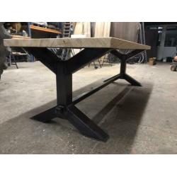 Robuuste tafel op voorraad!
