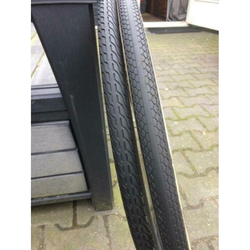 Twee 28 inch fietsbanden: Schwalbe Century en CST Classic