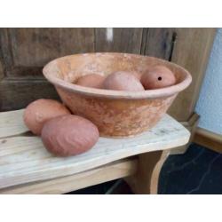 Brocante terracotta schaal met siereieren.Pasen/decoratie.