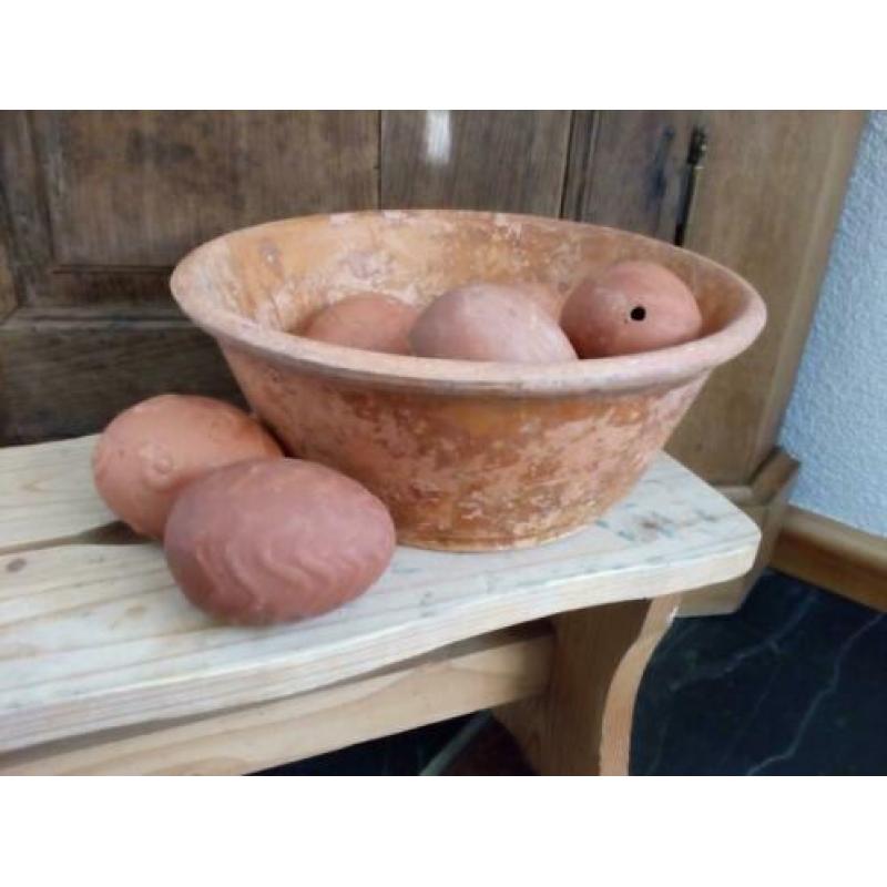 Brocante terracotta schaal met siereieren.Pasen/decoratie.
