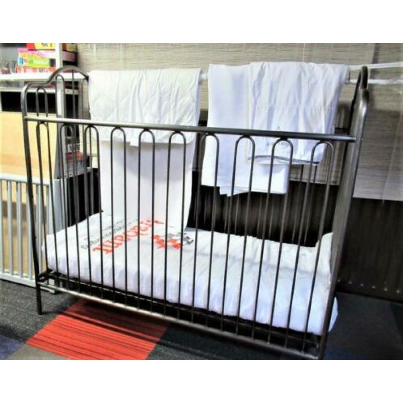 Baby/Peuter Ledikant van metaal...Uniek model + Access