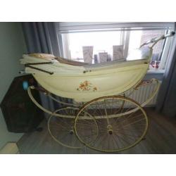 Mooie antieke kinderwagen