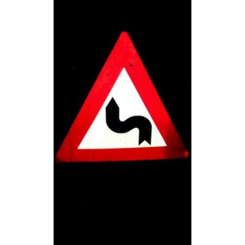 Driehoek verkeersbord met slinger pijl