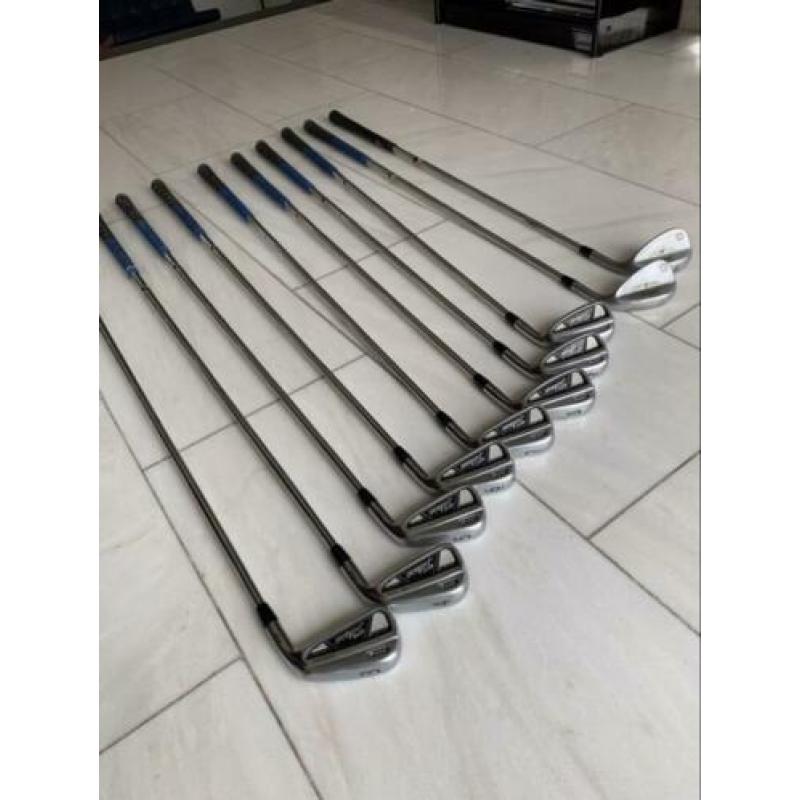 Mooie set ijzers Titleist Ap2 incl 2 wedges en 2 ‘houtjes’