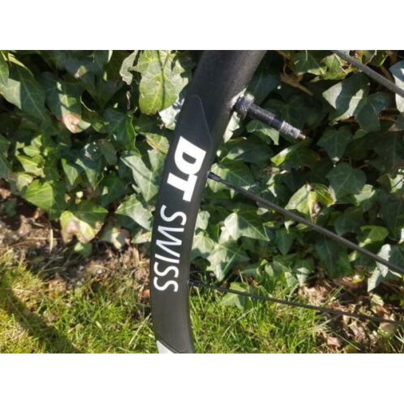 DT SWISS R24 SPLINE DB DISC WIELSET ZWART ongebruikt