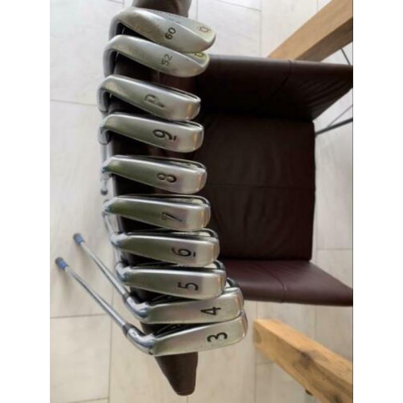 Mooie set ijzers Titleist Ap2 incl 2 wedges en 2 ‘houtjes’
