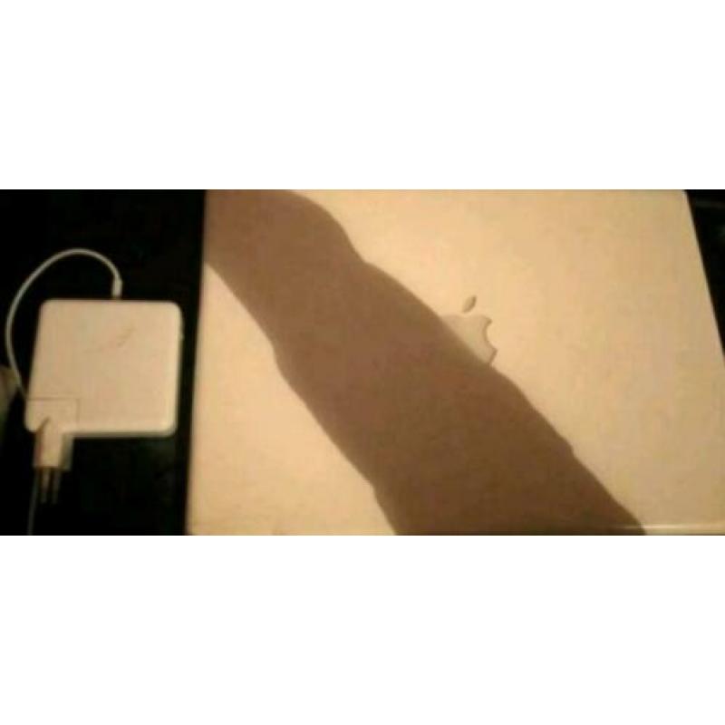 Snel en goed werkend Apple MacBook(2010) incl Roze laptoptas