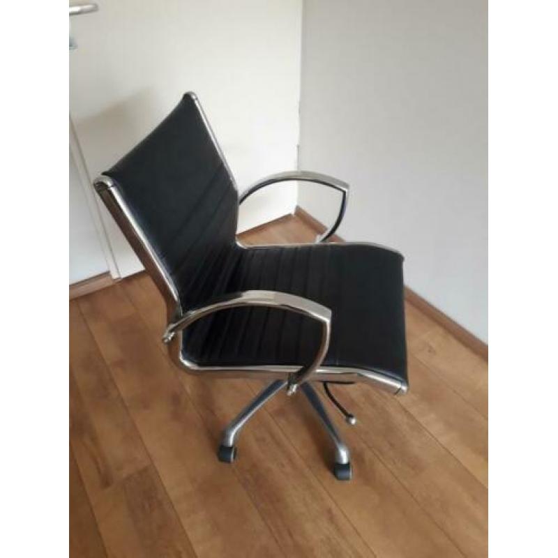Burostoel in de stijl van Eames.