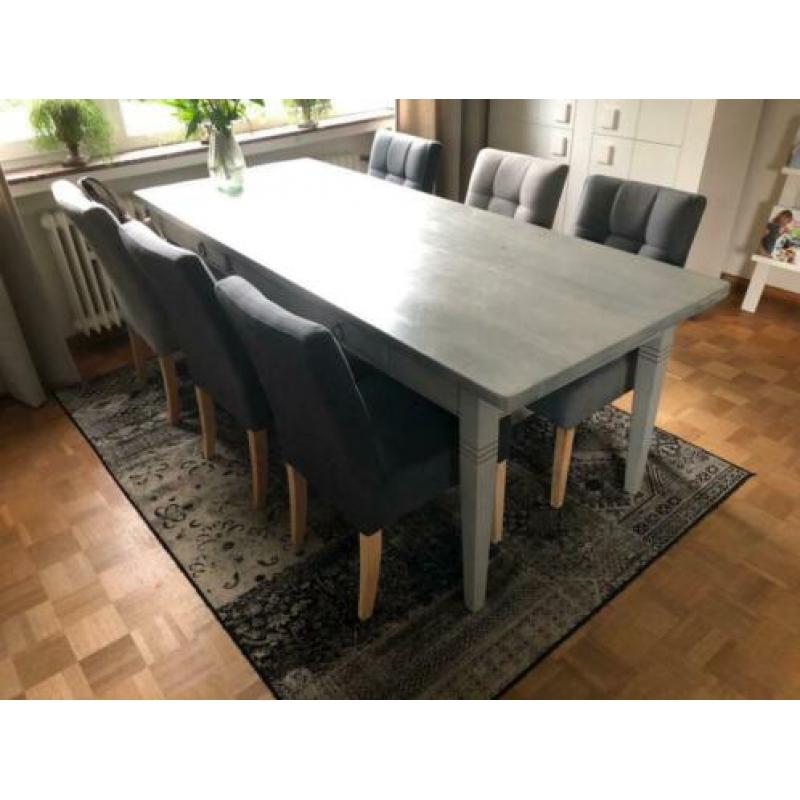 Mooie grenen eettafel plus zes eetkamerstoelen van Woood.