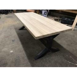 Robuuste tafel op voorraad!