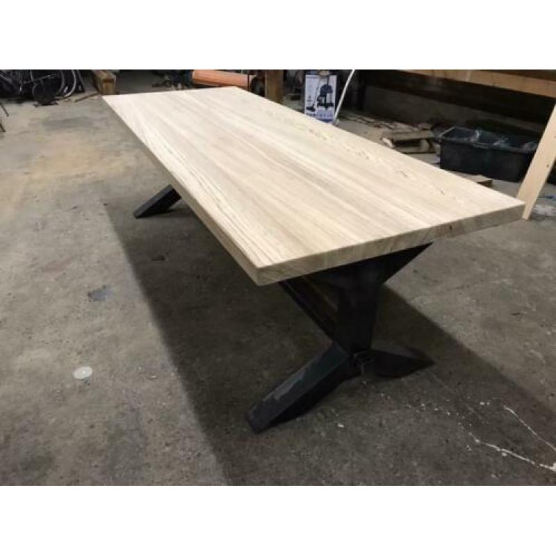 Robuuste tafel op voorraad!