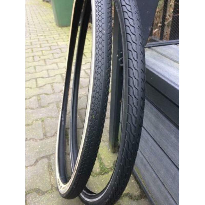 Twee 28 inch fietsbanden: Schwalbe Century en CST Classic