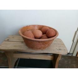 Brocante terracotta schaal met siereieren.Pasen/decoratie.