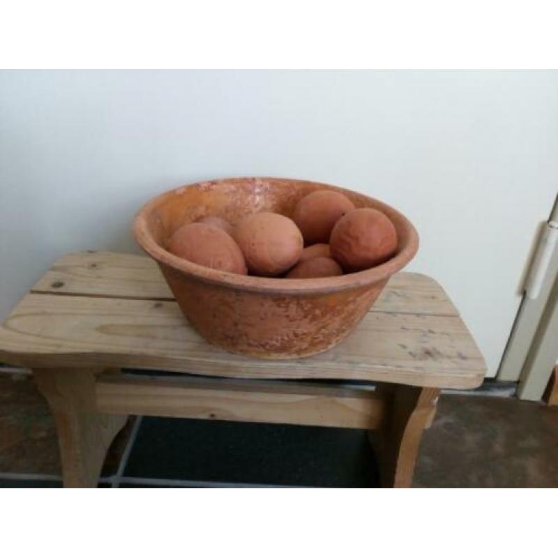 Brocante terracotta schaal met siereieren.Pasen/decoratie.
